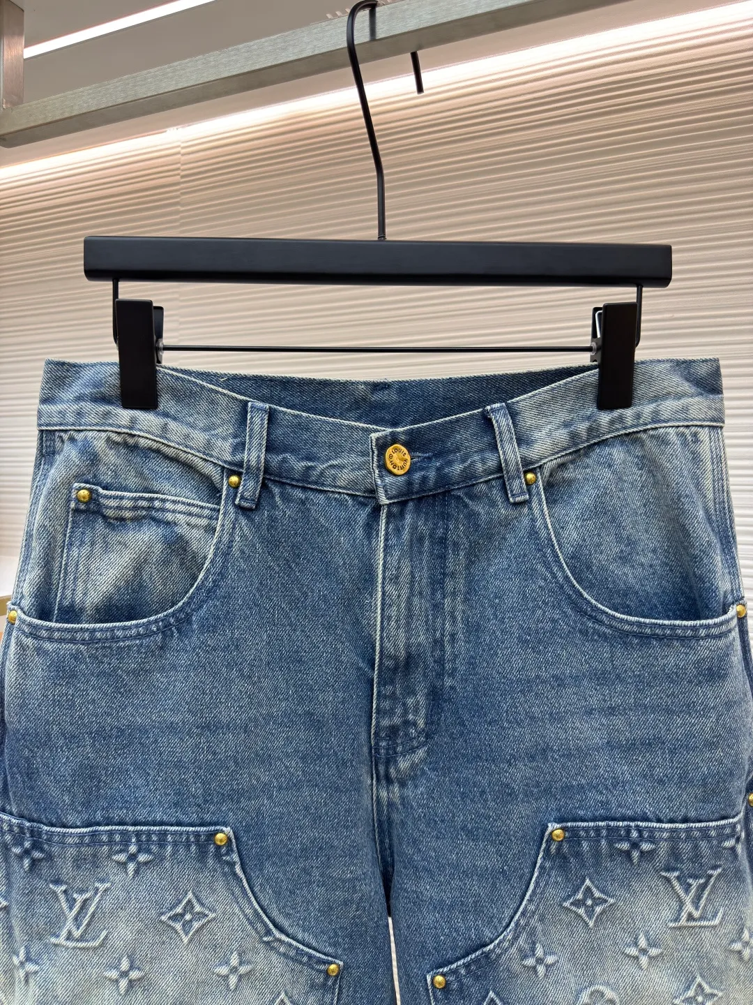 LOUIS VUITTON embossed denim shorts ●Authentic product: purchased and developed for 15999 ●Item number: 1680247-B00 ●Fabric: washed denim ●Technology: distressed washed ●Version: fitted version ●Weight: about 675g ●Size: 30-32-34-36 ●Description: Made of custom-made denim fabric, the fabric is comfortable and soft, skin-friendly and breathable. It adopts Monogram logo embossed elements, slightly distressed light blue wash treatment, original customized hardware, with vv leather label, multiple wash adjustments, and can be matched with many types of clothing to create a fashionable look. The overall wiring is straight and delicate, the fabric is comfortable and soft, and the color is consistent without color difference. It can be matched with the same style to create a fashionable look and control various occasions. Customized accessories, complete with three standards, same style for men and women!